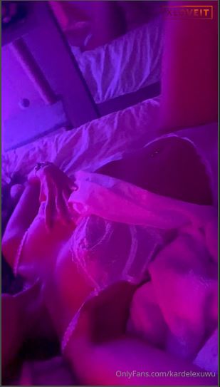 Kardelexuwu ifşa Dantelli geceliğiyle yatarken meme açtı